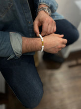 Lade das Bild in den Galerie-Viewer, Elastischer Fitness Kugelarmband mit hantelförmigen Legierungsanhänger (Edelstahl) / weiß (goldene Hantel)