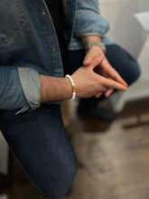 Lade das Bild in den Galerie-Viewer, Elastischer Fitness Kugelarmband mit hantelförmigen Legierungsanhänger (Edelstahl) / weiß (goldene Hantel)