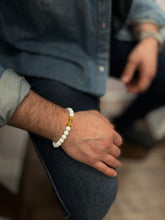 Lade das Bild in den Galerie-Viewer, Elastischer Fitness Kugelarmband mit hantelförmigen Legierungsanhänger (Edelstahl) / weiß (goldene Hantel)