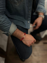 Lade das Bild in den Galerie-Viewer, Elastischer Fitness Kugelarmband mit hantelförmigen Legierungsanhänger (Edelstahl) / rot (silberne Hantel)