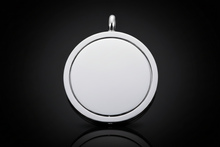 Lade das Bild in den Galerie-Viewer, Drehbarer Edelstahl Anhänger mit Gravur – Runde Gravurplatte Unisex