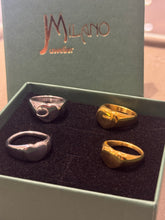 Lade das Bild in den Galerie-Viewer, Damenring aus Edelstahl in Herzform – individuell gravierbar