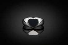 Lade das Bild in den Galerie-Viewer, Damenring aus Edelstahl in Herzform – individuell gravierbar