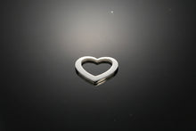 Lade das Bild in den Galerie-Viewer, Edelstahl Herzanhänger mit Gravur – Zeitlose Eleganz zum Verschenken