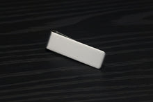 Lade das Bild in den Galerie-Viewer, Schlanke Geldklammer aus Edelstahl – Gratis Gravur inklusive