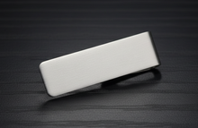 Lade das Bild in den Galerie-Viewer, Schlanke Geldklammer aus Edelstahl – Gratis Gravur inklusive