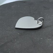 Lade das Bild in den Galerie-Viewer, Kostenlose 3D Gravur+ Anhänger | Personalisierte herzförmiger Edelstahl-Anhänger in Stahl, glänzend