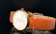 Lade das Bild in den Galerie-Viewer, Longines Automatic 34 mm – Vergoldetes Gehäuse, Weißes Zifferblatt, Neues Lederband
