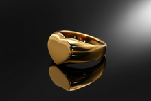 Lade das Bild in den Galerie-Viewer, Damenring aus Edelstahl in Herzform – individuell gravierbar
