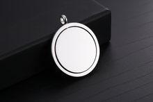 Lade das Bild in den Galerie-Viewer, Drehbarer Edelstahl Anhänger mit Gravur – Runde Gravurplatte Unisex
