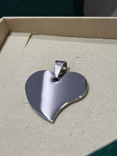 Lade das Bild in den Galerie-Viewer, Edelstahl Herzanhänger mit persönlicher Gravur
